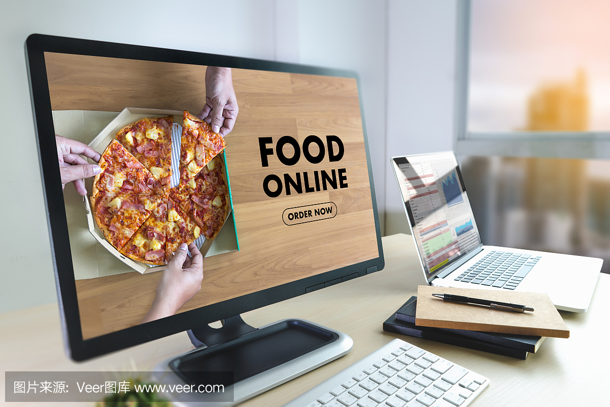 近距离女人在网上订购食物通过互联网概念订购食物